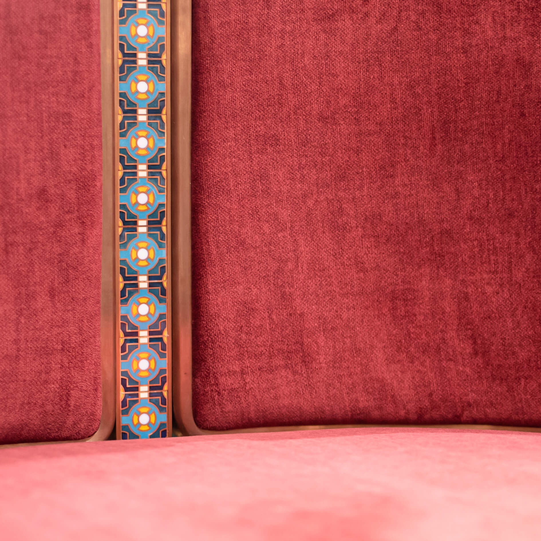 Vật liệu truyền thống pháp lam trên sofa Scarlet
